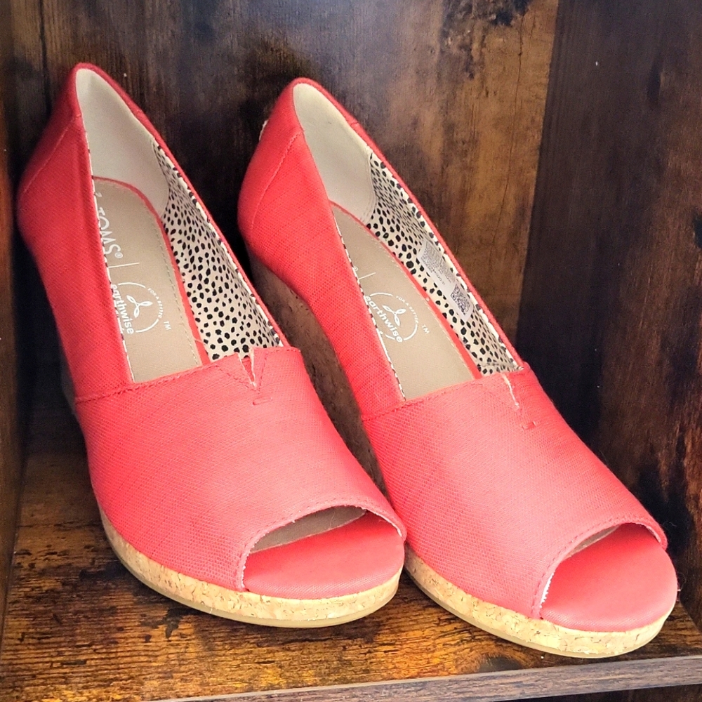 Tom's peep toe coral wedge